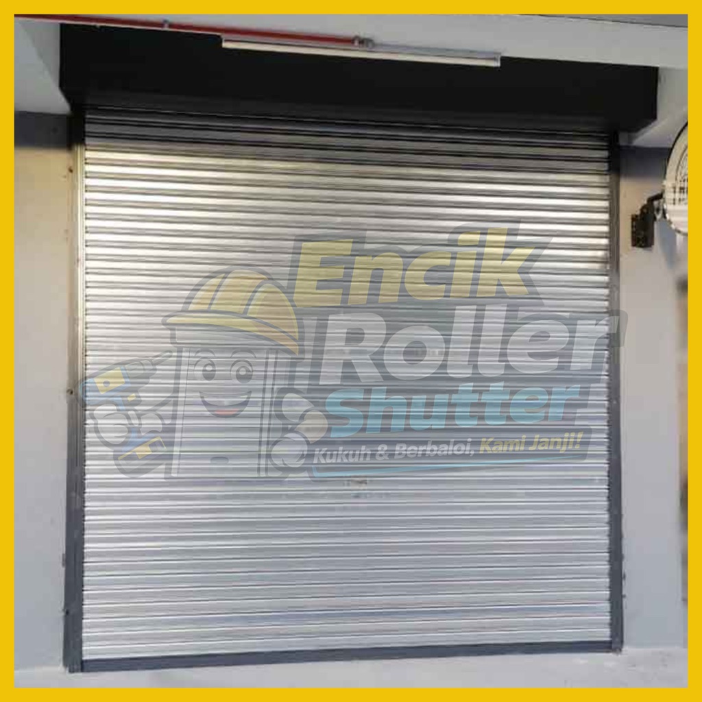 Pasukan baiki kecemasan menggantikan spring roller shutter yang patah