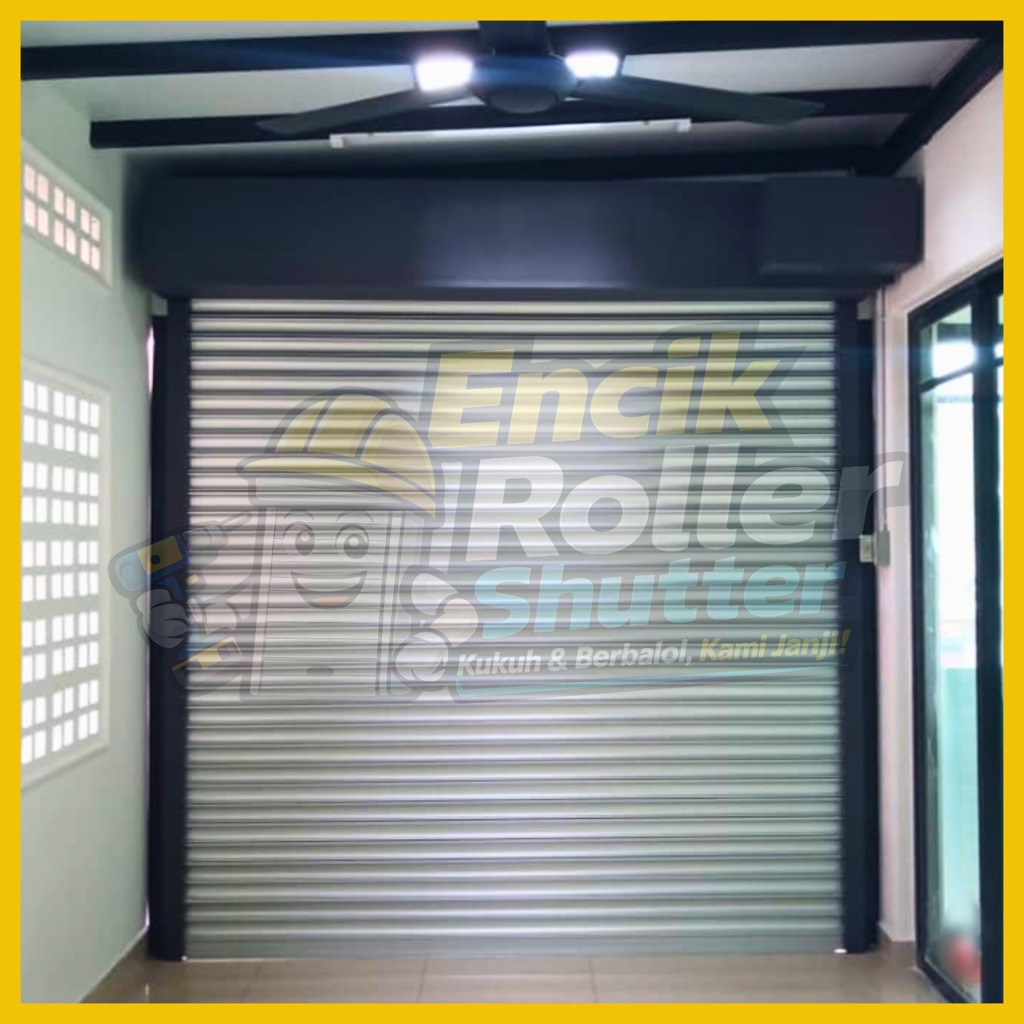 Pintu roller shutter kembar di dok pemunggahan kilang di Klang